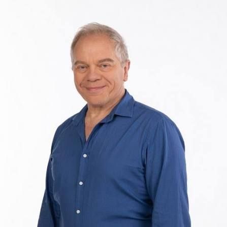 Marco Marzocca in camicia blu